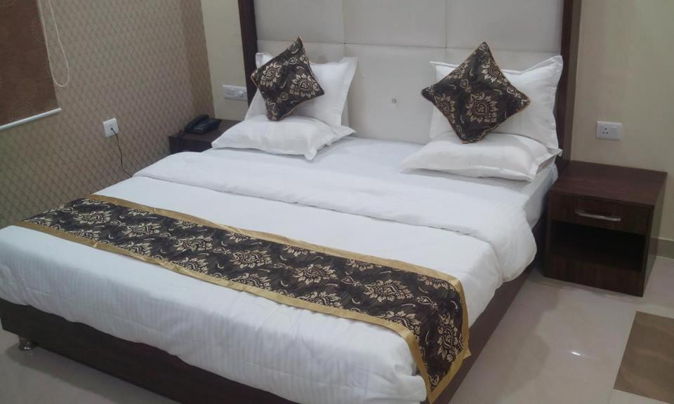 Hotel SS Grand Lucknow Buitenkant foto