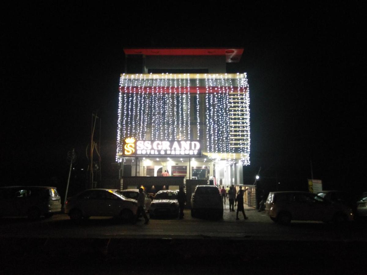 Hotel SS Grand Lucknow Buitenkant foto